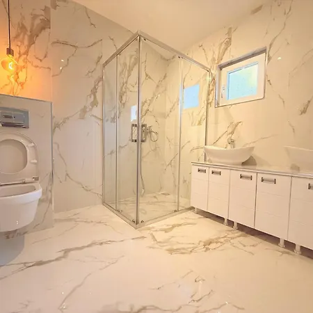 Luxury Private Estate Families & Groups Pool & Bbq Garden & Yard Free Parking Near Center 빌라 베오그라드