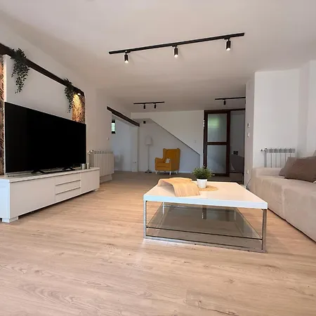 Luxury Private Estate Families & Groups Pool & Bbq Garden & Yard Free Parking Near Center