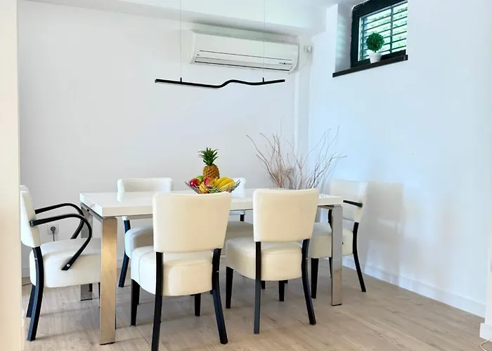 Luxury Private Estate Families & Groups Pool & Bbq Garden & Yard Free Parking Near Center *