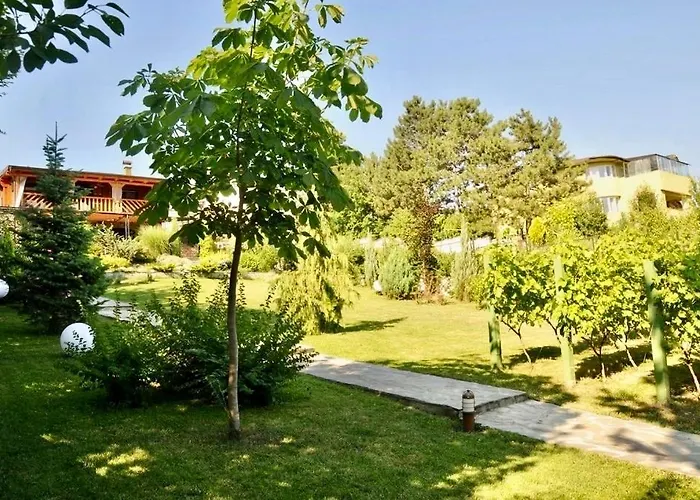 Luxury Private Estate Families & Groups Pool & Bbq Garden & Yard Free Parking Near Center