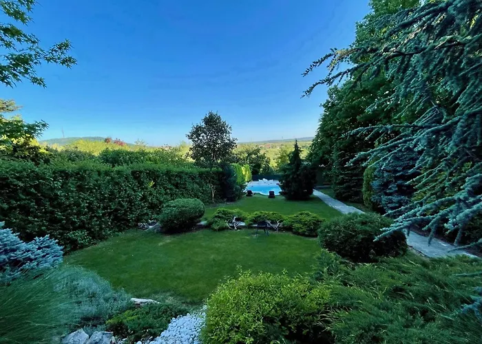 Luxury Private Estate Families & Groups Pool & Bbq Garden & Yard Free Parking Near Center 빌라 *