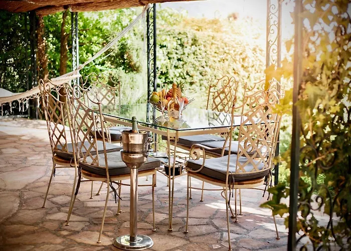 Luxury Private Estate Families & Groups Pool & Bbq Garden & Yard Free Parking Near Center 빌라