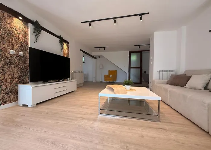 Luxury Private Estate Families & Groups Pool & Bbq Garden & Yard Free Parking Near Center